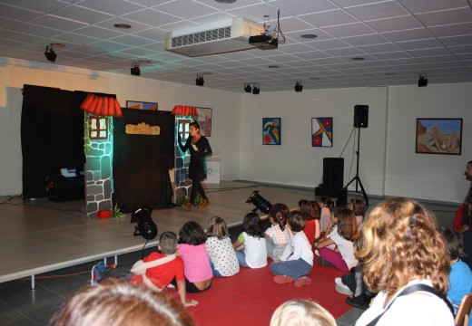 Os nenos e nenas de Oroso celebraron o Día da Biblioteca co espectáculo de Fanfarra Títeres